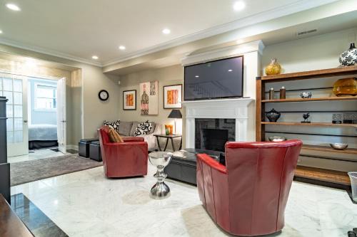 Near North Side Villa | Luxurious Gold Coast 4BR 4-Story Villa with Parking Sleeps 12 Guests