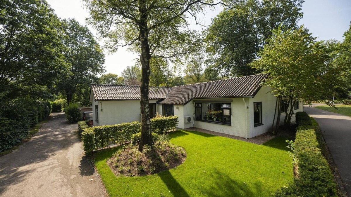 Lieren House | Luxurious group accommodation with stylish decor, modern amenities, six bedrooms, spacious kitchen, and garden, ideal for a relaxing stay.