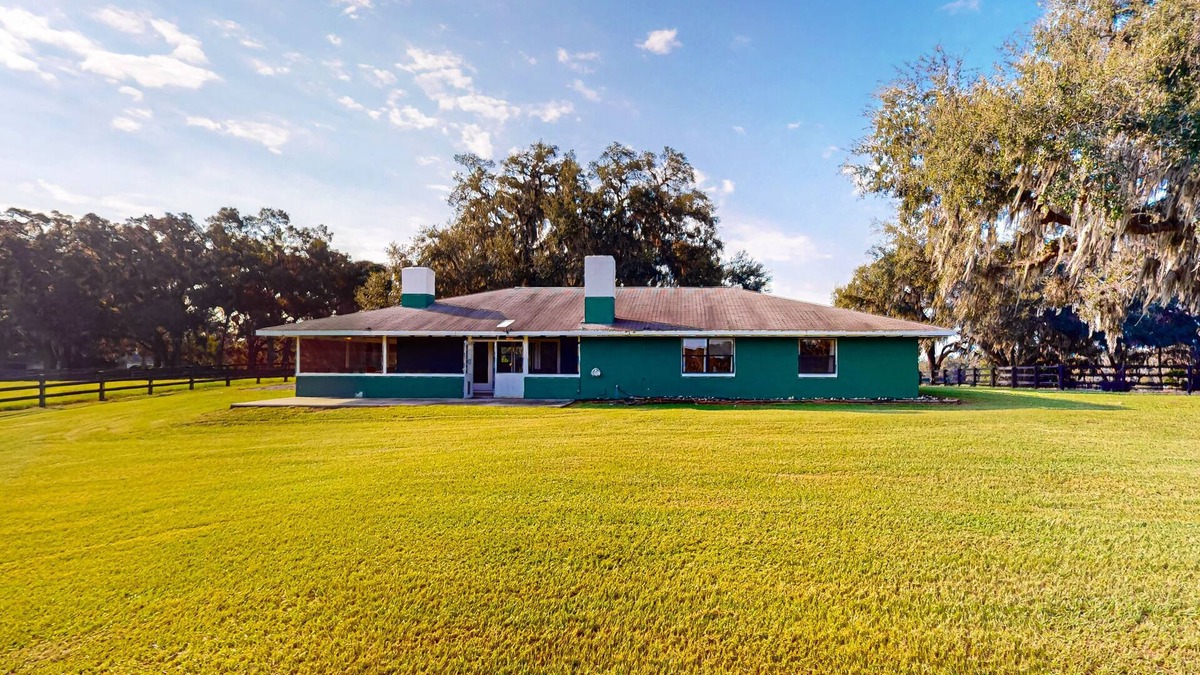 Micanopy House | Luxurious guesthouse with screened porch, central A/C and lake view