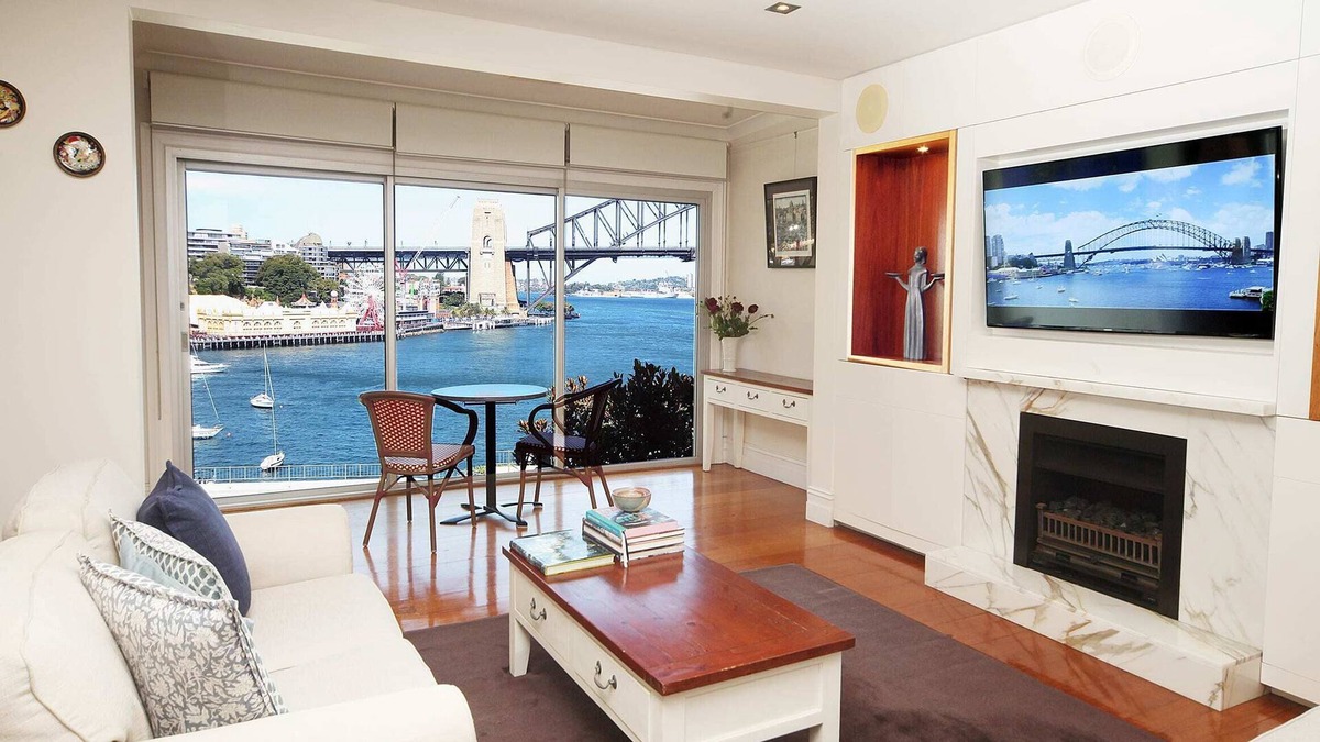McMahons Point Apartment | Luxurious Harbourside Haven w/ Spectacular View