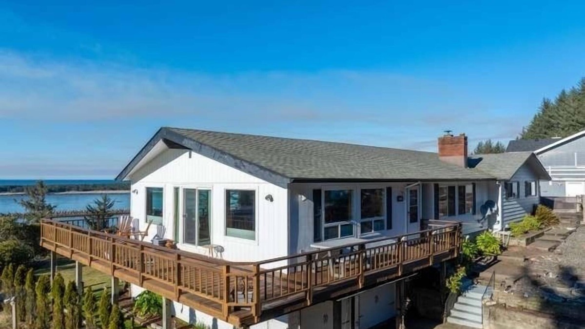 Winchester Bay House | Luxurious Hilltop Home with Direct Dune Access