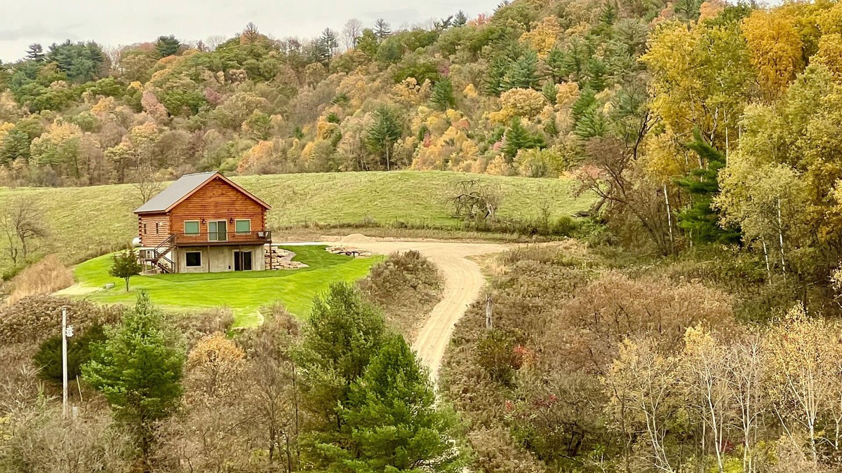 Ontario Cabin | Luxurious Hilltop Log Cabin with Scenic View