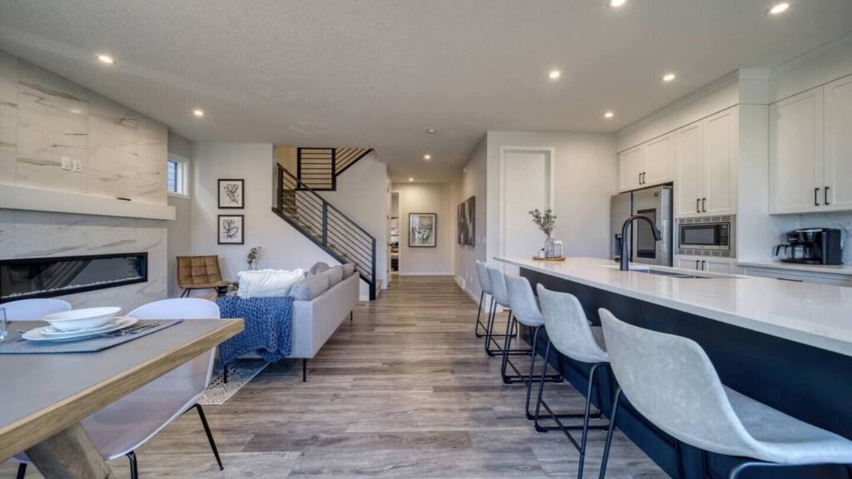 Calgary House | Luxurious Home; 6 Bdrm 3 Living Spaces & AC