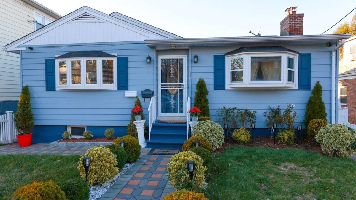 Bryn Mawr House | LUXURIOUS HOME AWAY FROM HOME