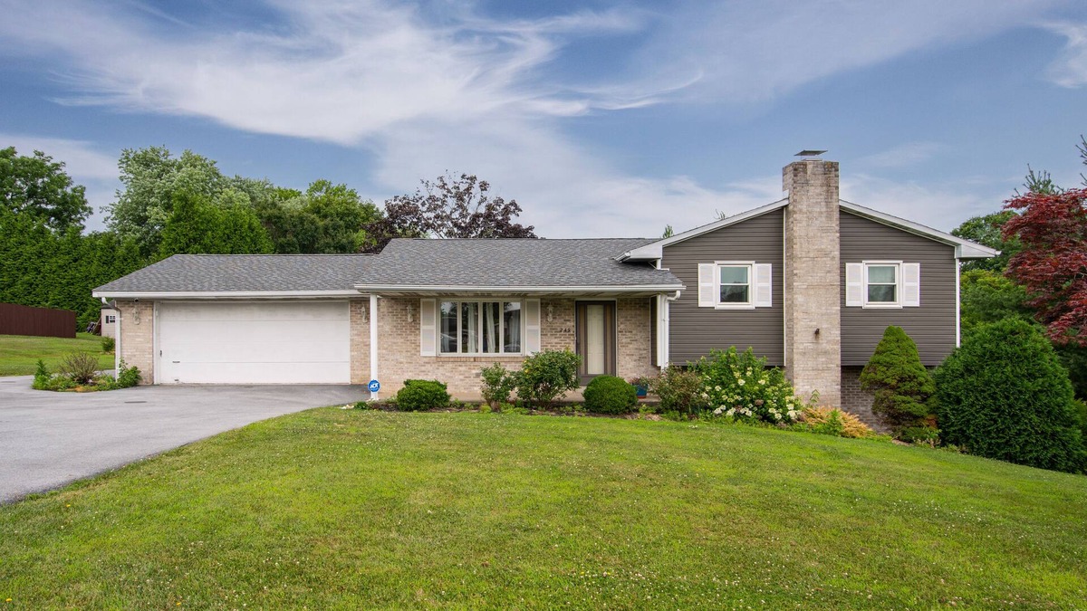 Harrisburg House | Luxurious Home Away at Berkstone
