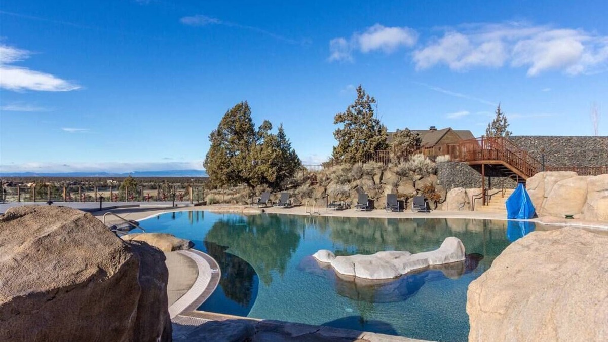 Powell Butte House | Luxurious Home, Beautiful Views, Family Friendly!