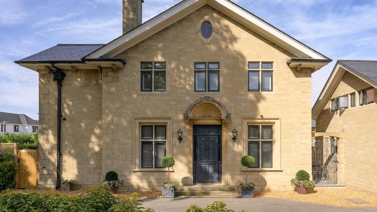 Cheltenham House | Luxurious Home in Cheltenham, Private Parking