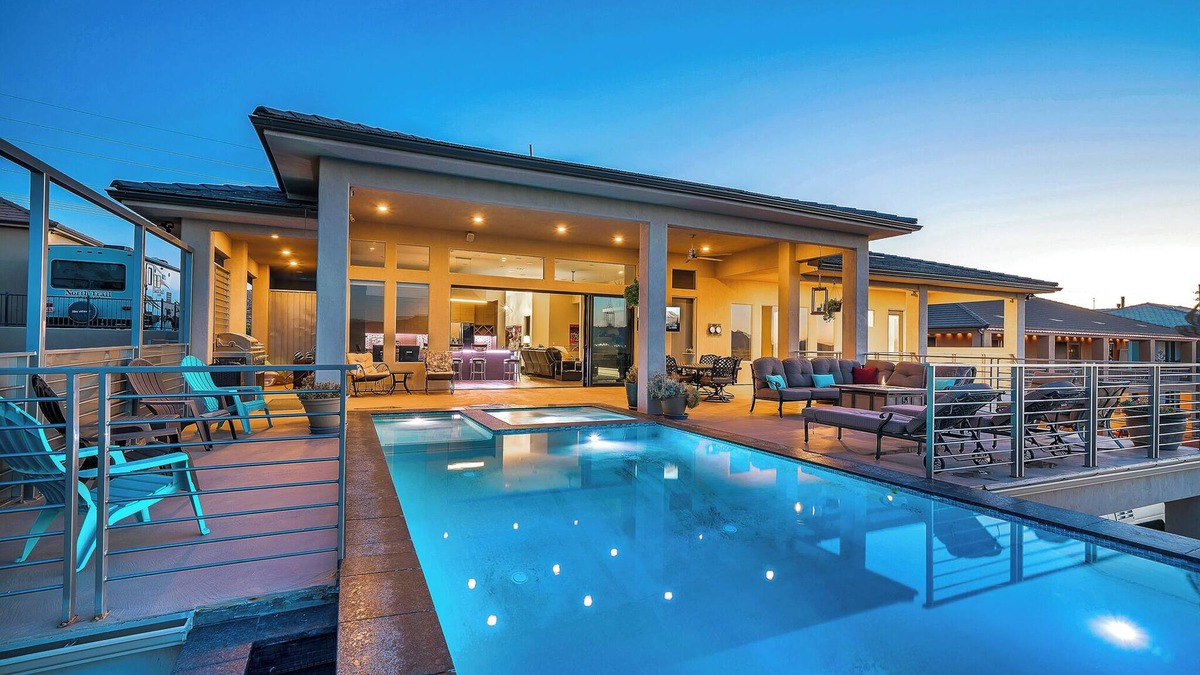 Bloomington House | Luxurious Home w Panoramic Views + Infinity Pool!