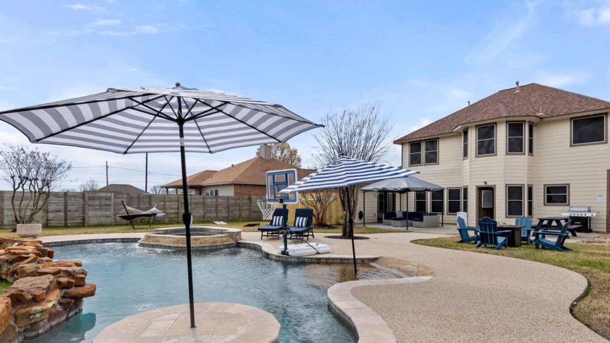 Willis House | Luxurious Home with Great Pool Area
