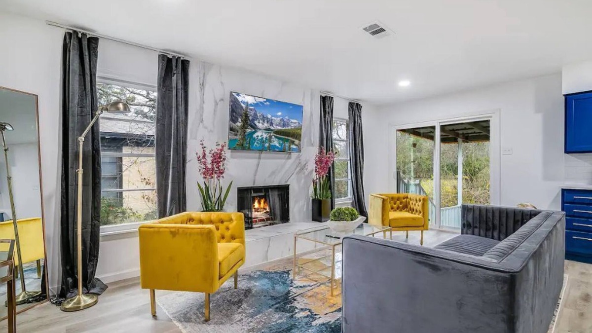 Dallas House | Luxurious Home with Hot tub, deck, creek view and modern amenities all in one!