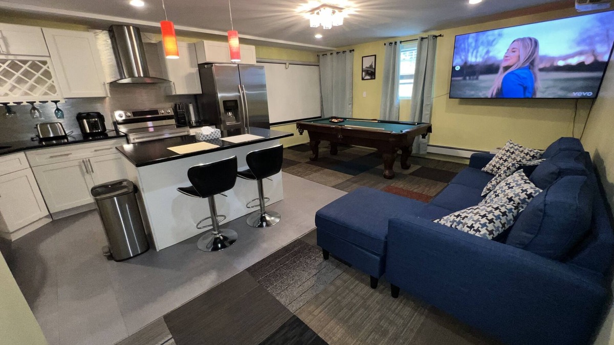 Wakefield Apartment | Luxurious home with jacuzzi with tv and pool table and