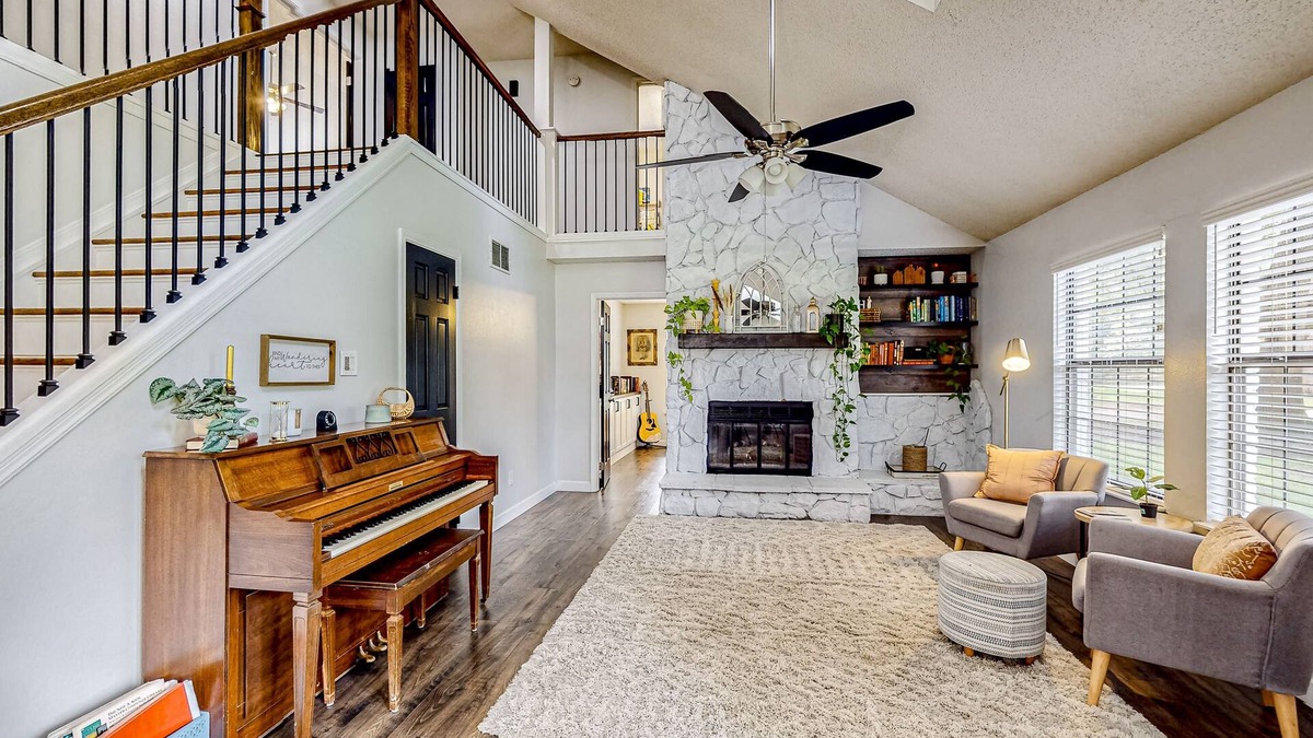 Rosewood Hill House | Luxurious home with private salt water pool, fenced in back yard + W/D