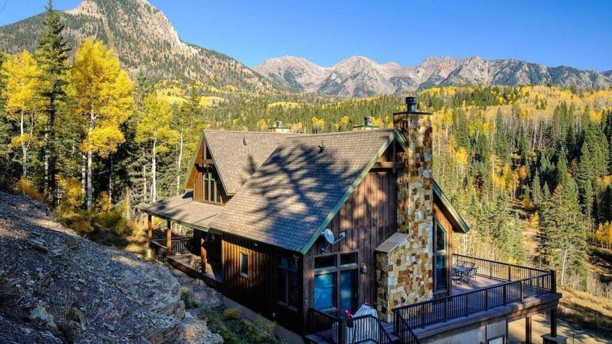 Purgatory House | Luxurious Home with Stunning Mountain Views & Hot Tub – 5 minutes from Purgatory