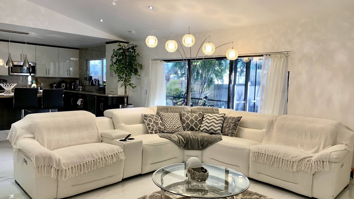 Florida Gardens House | Luxurious House in Palm Beach, Pool and hot tub only 45 minutes to the worldcup