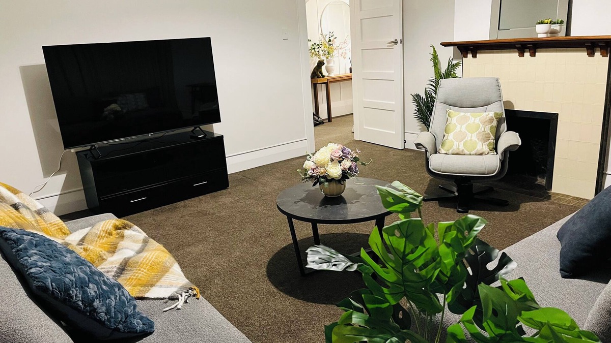 Saint Kilda House | Luxurious House Next to St Clair Beach