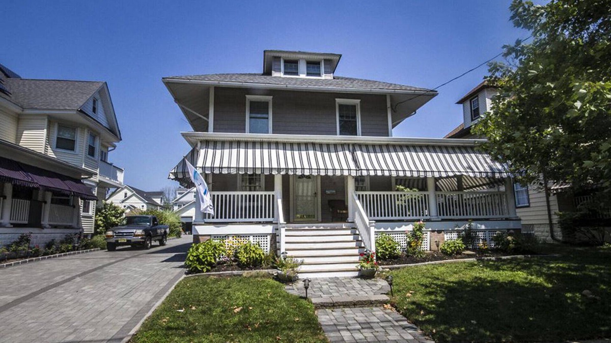 Belmar House | Luxurious House with Pool and Porch, walking to main street, train and beach.