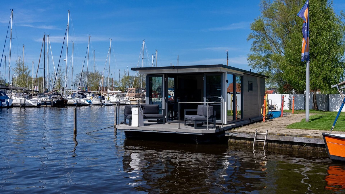 Heeg Boat Rental | Luxurious houseboat on the water