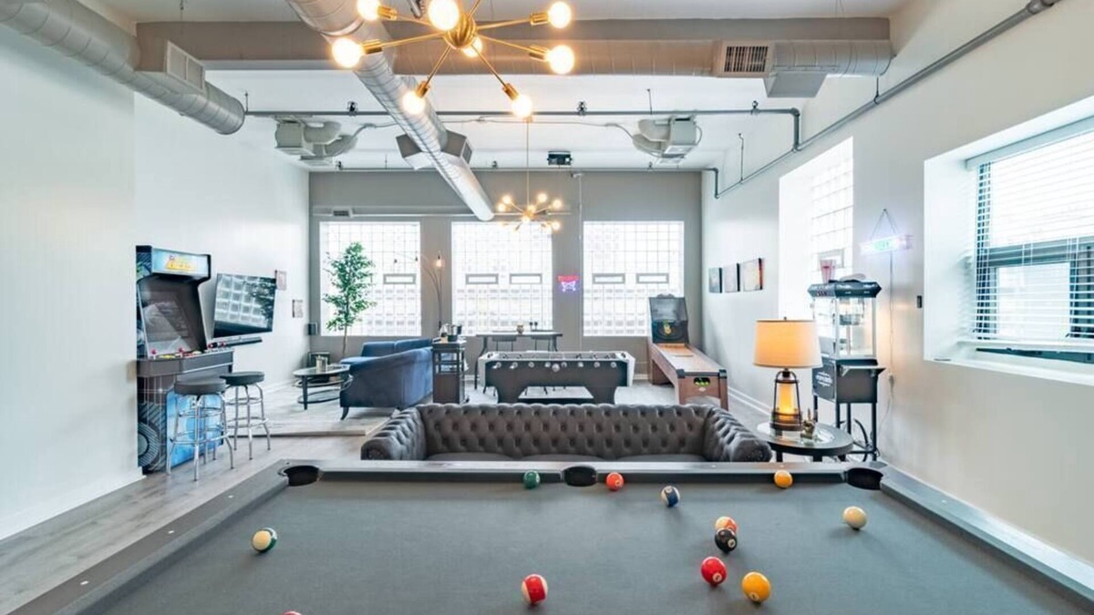 Near South Side Apartment | Luxurious HUGE Penthouse with 4000+ Games, Arcades