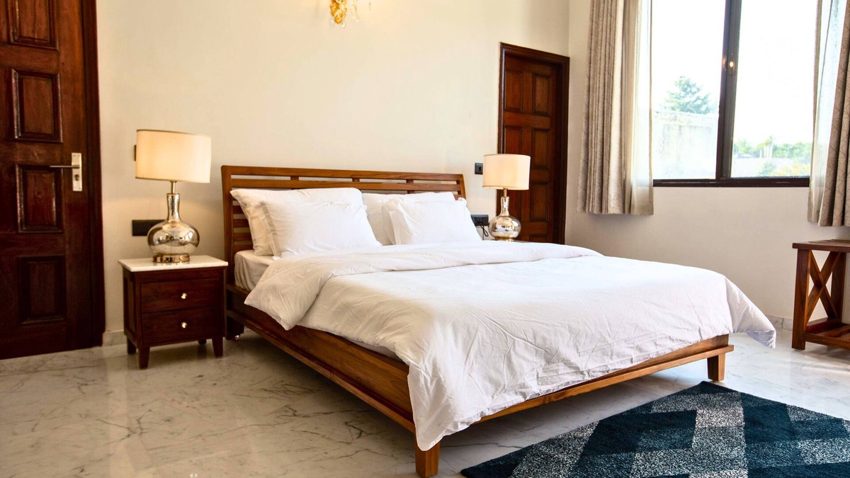 Sainik Farm Apartment | Luxurious Italian Family House: 3 Large Ensuite-Bedrooms With Private Balconies