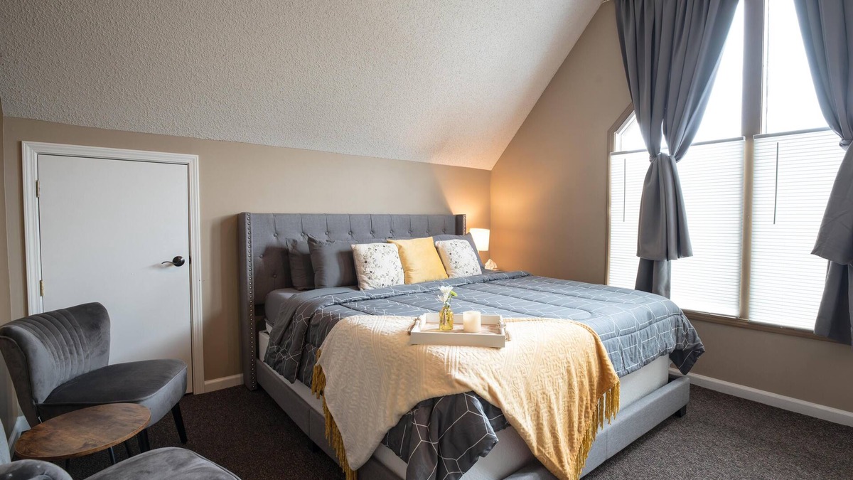 Nashville Hotel | Luxurious king bed suite overlooking Nashville steps to dining and shopping!