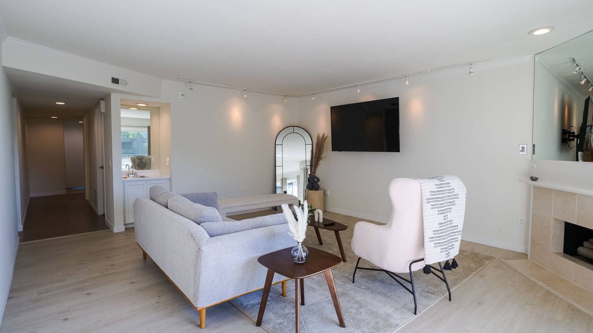 Inglewood-Finn Hill Condo | Luxurious Lake Front Condo With Stunning Views In Kirkland