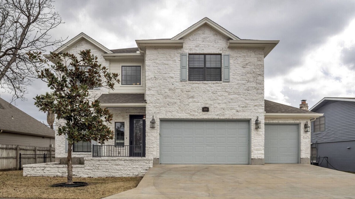 Granite Shoals House | Luxurious Lake house w/fire pit, putting green, and beautiful views!