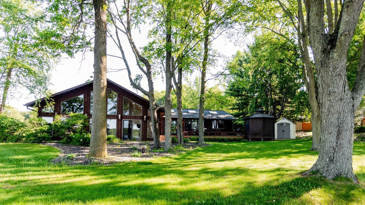 Spooner Cabin | Luxurious Lake McKenzie Cabin Getaway ~ Recently Remodeled!