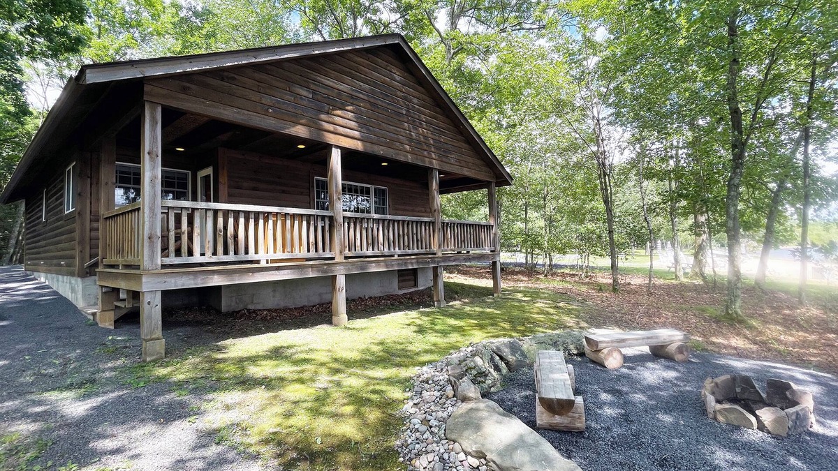 Reeders Cabin | Luxurious Lake View Log Cabin with Fire Pit in the Poconos