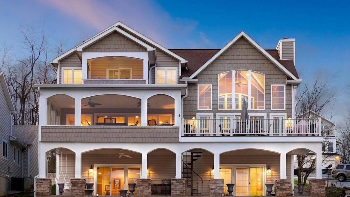 Howard House | Luxurious Lakefront Apple Valley Estate 6,000 sqft
