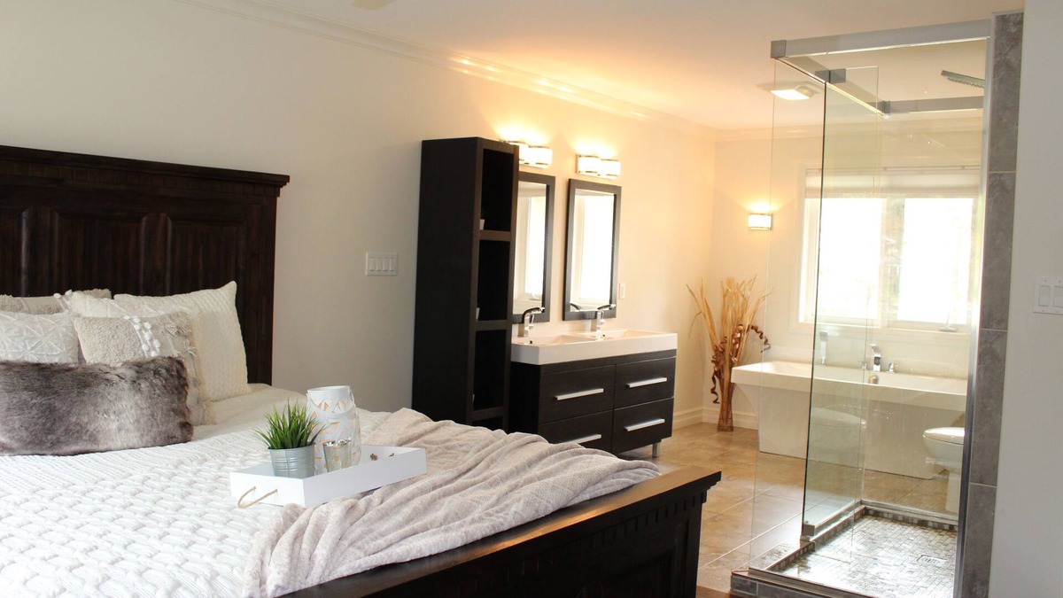 Golden Lake Cottage | Luxurious Lakefront Home - Sleeps 12
