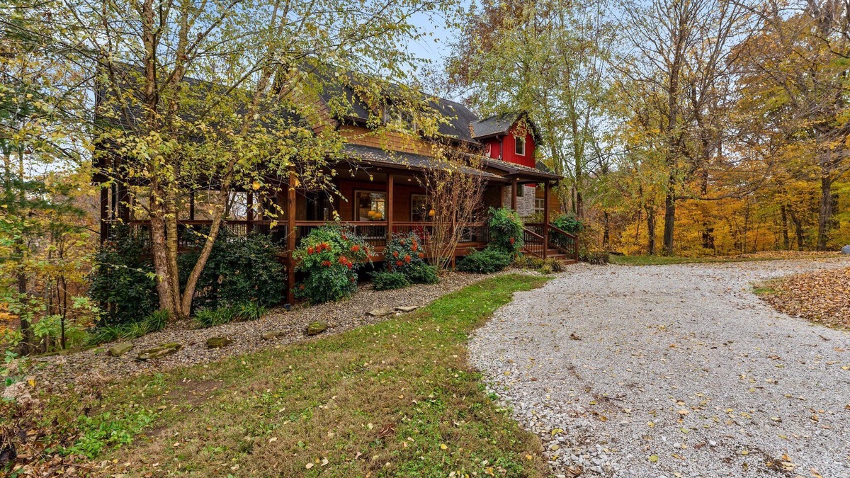 Glasgow House | Luxurious Lakefront Custom Home - 4 secluded acres - WFH/HotDesk Friendly