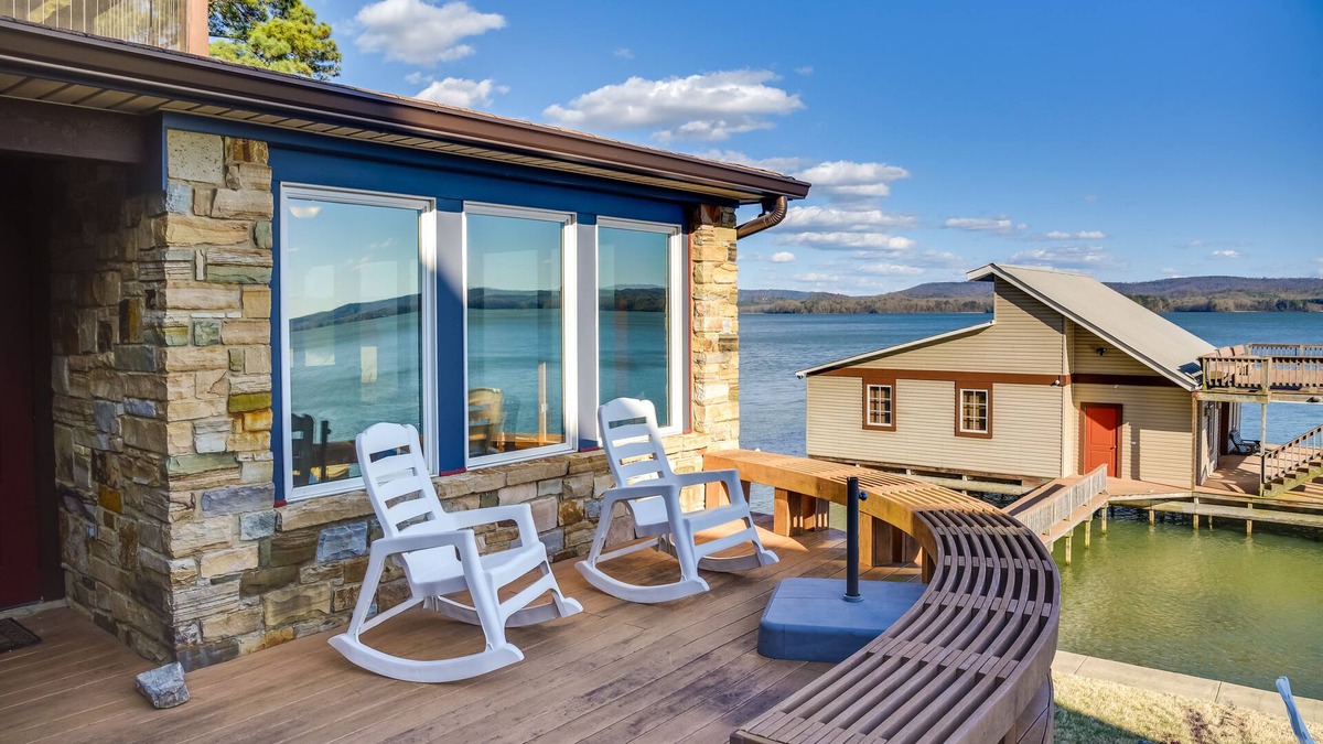 Groveoak Cottage | Luxurious Lakefront Paradise in Scottsboro w/Dock
