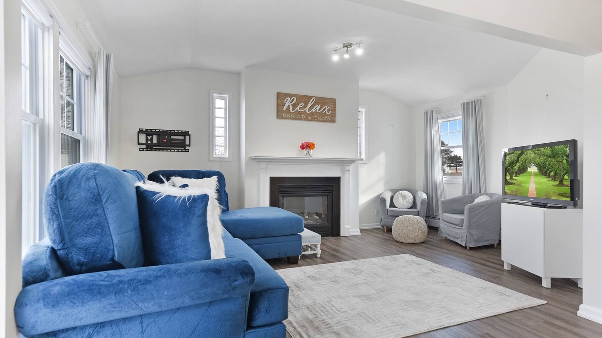 Youngstown House | Luxurious Lakefront Home- Niagara