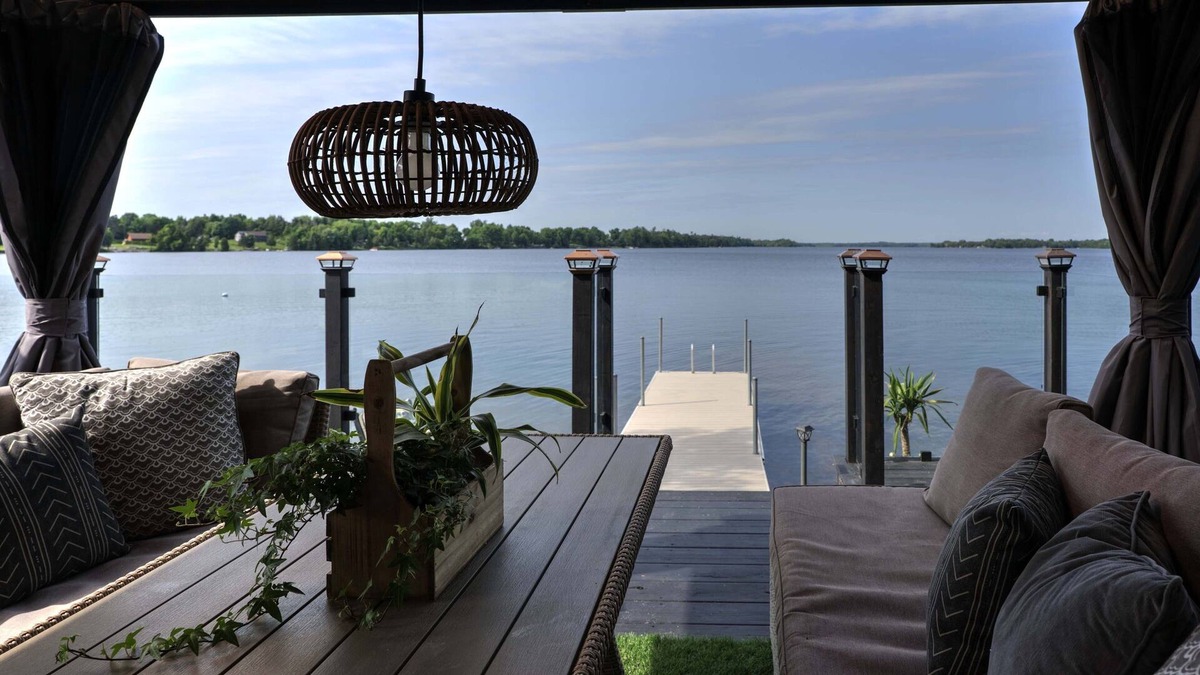 Erinsville House | Luxurious Lakeside cottage w/Hot Tub