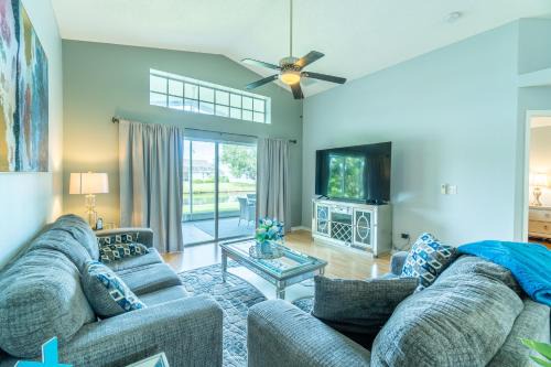 Sabal Harbour Apartment | Luxurious Lakeview Retreat - 4BD 2BA - Sleeps 9