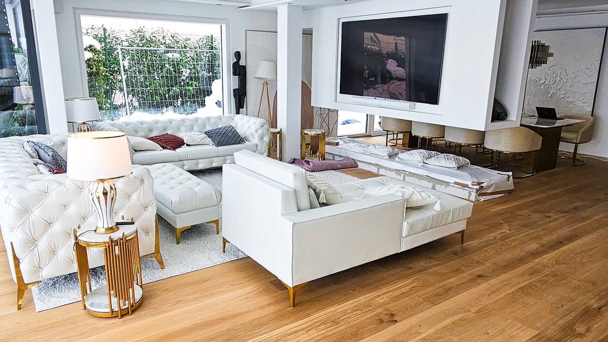 Obersendling Apartment | Luxurious Large Home + Pool + Garden + Koi Pond