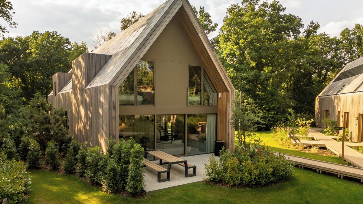 Zolder House | Luxurious lodge for 8 guests in Belgian Limburg, featuring abundant natural light, modern amenities, and a tranquil, nature-rich environment.