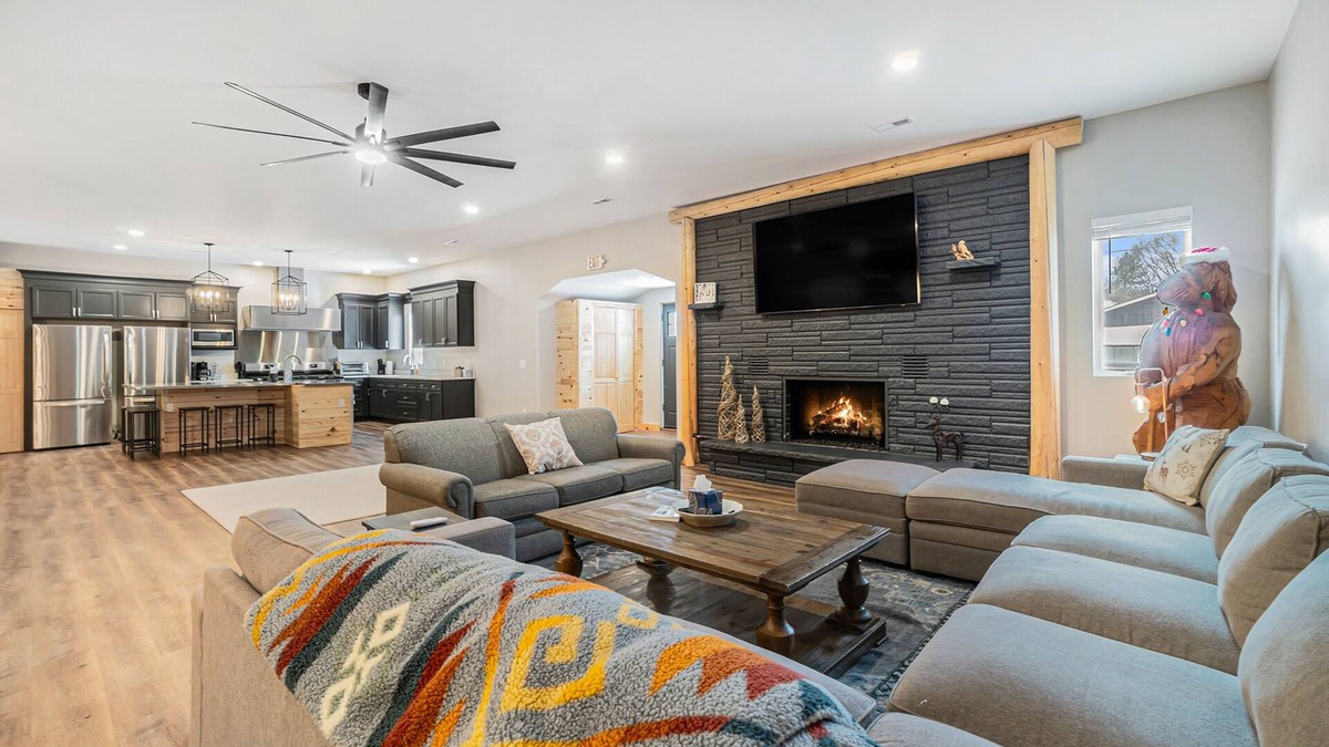 Lewiston Hotel | Luxurious Lodge w/8-lane bowling ally, additional Cottage & great location!