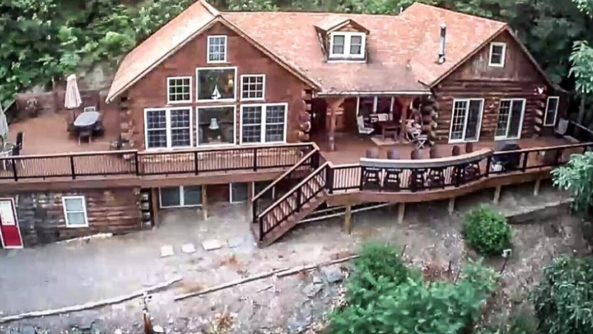 Hammondsport Cabin | Luxurious Log Cabin in Woods on Keuka Lake w Prvt Dock & Lake Front