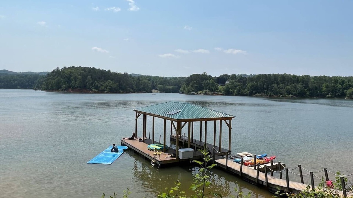 Wilkesboro Cabin | Luxurious Log Cabin on Kerr Scott Lake