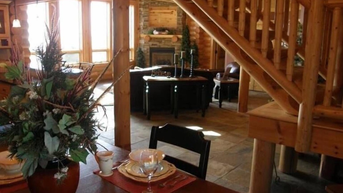 Garrison Cabin | Luxurious Log Home with Mille Lacs Lake Sunrise Views