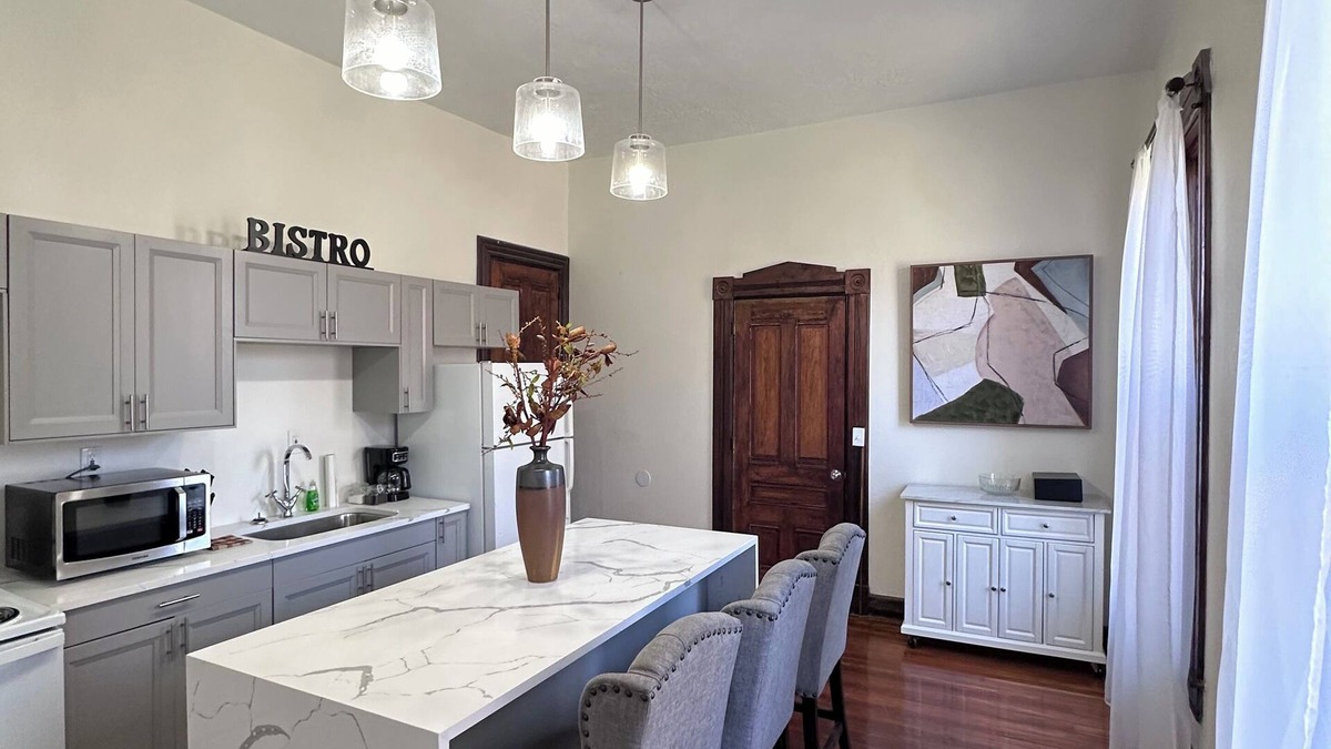 Dayton Condo | Luxurious Marble bath & kit1 bedroom condo WiFi nDAYTON 2 min downtown 5 min UD