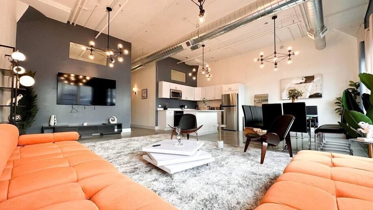 Near South Side Apartment | Luxurious McCormick Place 6 bed/3 bath Suite for groups with optional parking