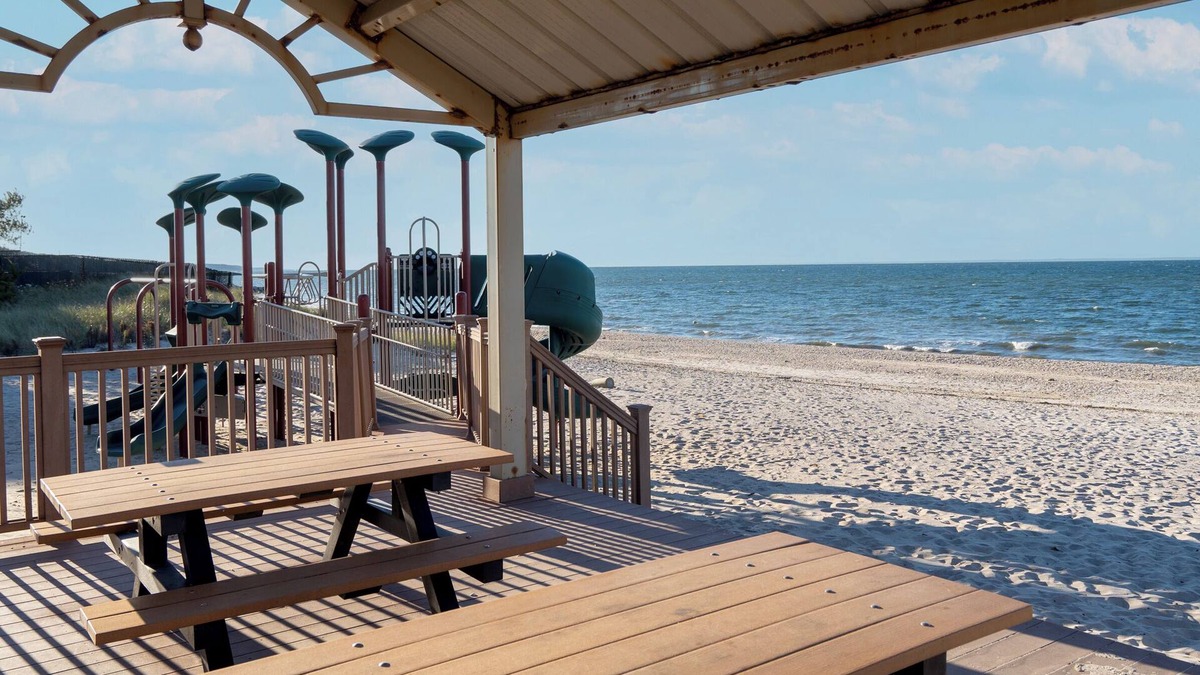 Wading River House | Luxurious Mermaid Inn Beach House: Hot Tub, Games