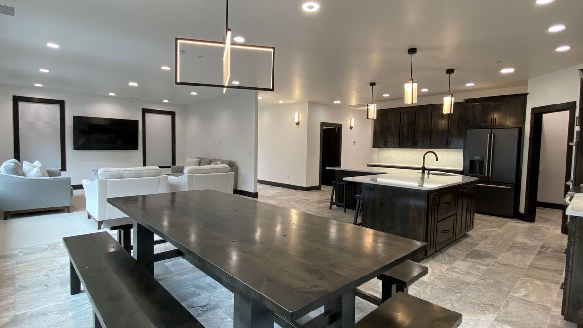 Coos Bay House | Luxurious Modern Retreat with 3 King Suites