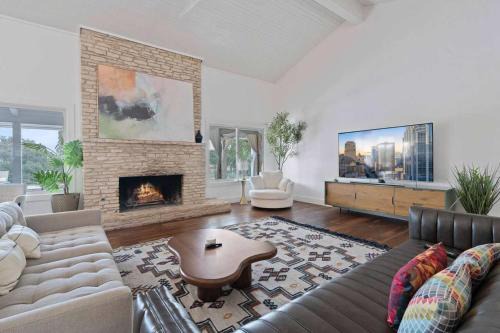 Pleasant Valley House | Luxurious Modern Retreat with Private Pool & Patio