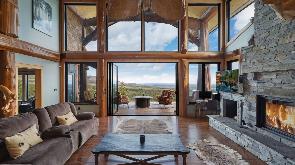 Courtenay Ski Chalet | Luxurious Mountain View Paradise with Hot Tub