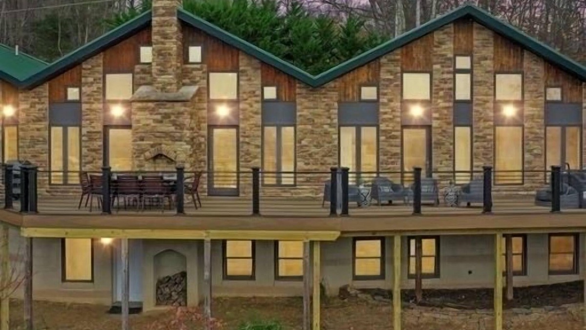 Berkeley Springs House | ✨Luxurious Mountaintop Lodge🏔️ Scenic Views🫧Hot Tub under the BIG SKY STARS 🌟
