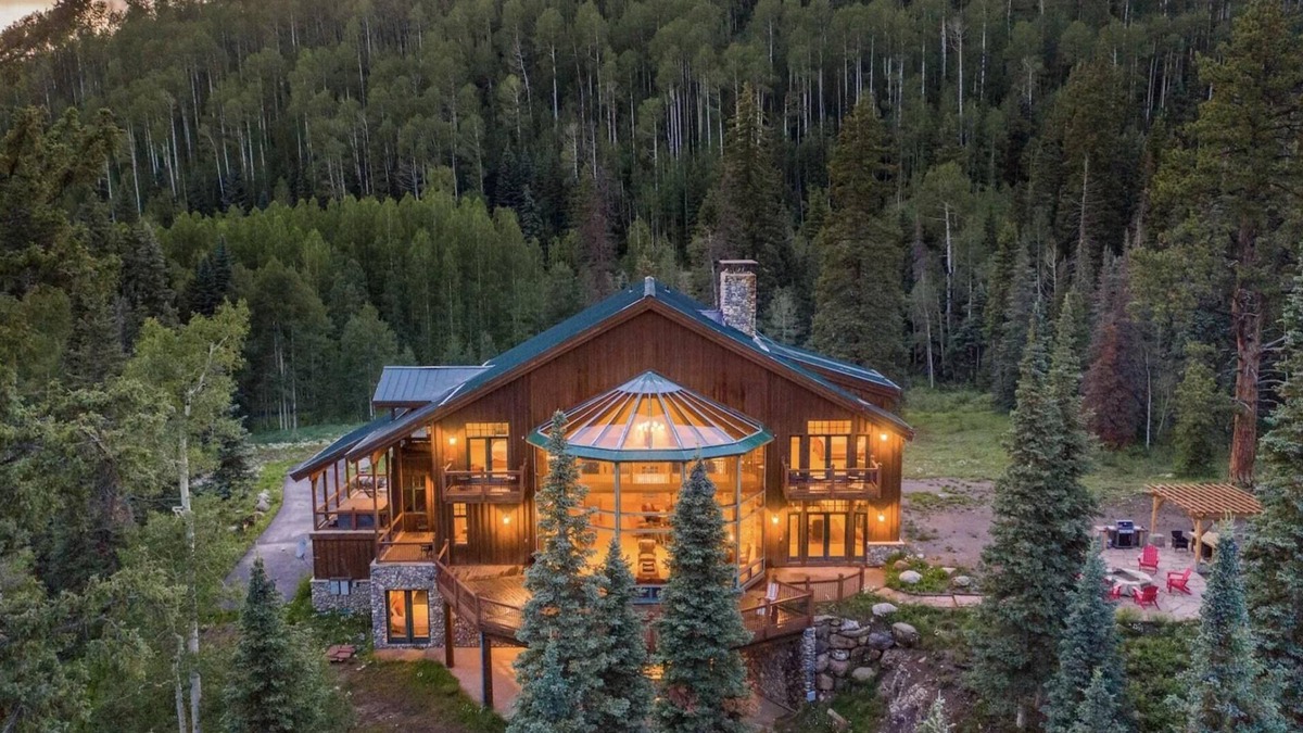 Purgatory House | Luxurious Mountain Lodge – Views, Hot Tub/Ping Pong – 5 Min from Purg