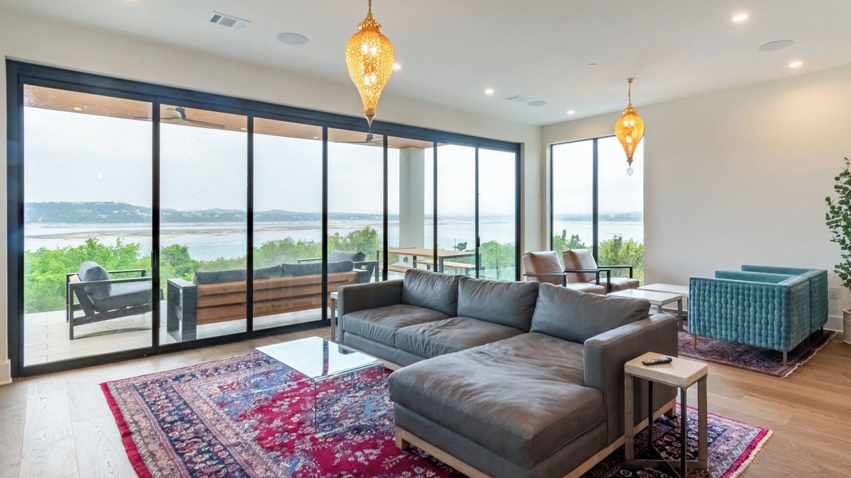 Comanche Trail House | Luxurious new build with gorgeous views of lake Travis & 30 min from Downtown!